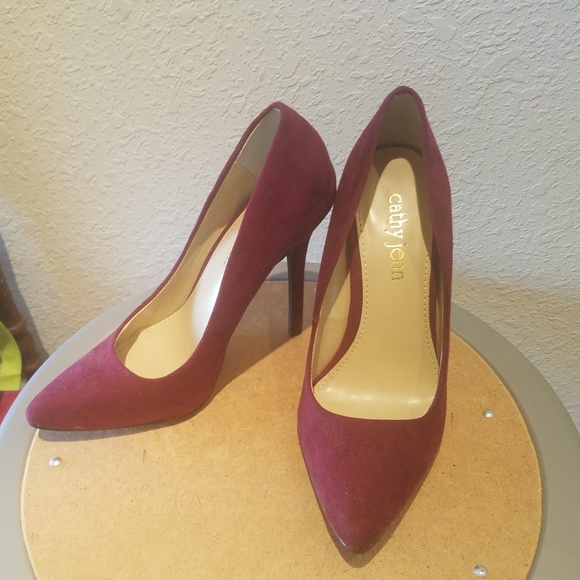 Cathy Jean Classic Suede Pumps in Burgundy Size 6 - Picture 2 of 2